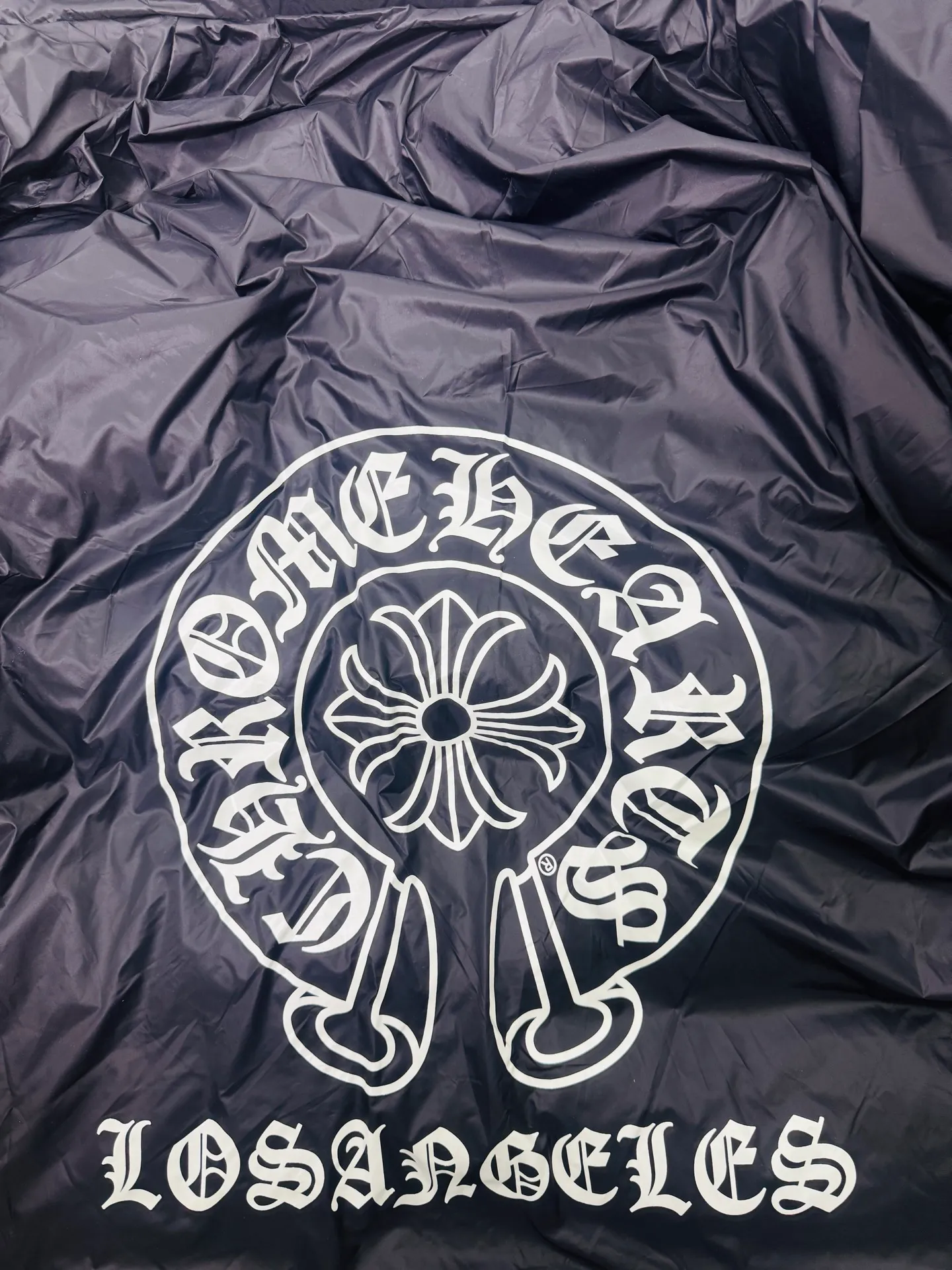 P800 top version 🐮 Real shot without P, ​​different from market products] Chrome Hearts ❄️ Winter environmentally friendly down jacket series ❄️ Chrome Hearts dark pattern series hooded down jacket is available at the counter at the same time ❤ The hood is detachable! The hat is removable and can be worn on both sides. The best Guangzhou national standard 90 velvet on the market! ! The world’s highest fluffiness of 900D! ! High standard and sufficient down filling! ! Exterior windproof and waterproof dark-grain custom fabric, interior high-grade dark-grain lining fabric to prevent lint, original hardware molding, fine craftsmanship details, casual or formal wear ✨ Slim-fitting and not bulky Recommended color: Customized matte black series Code numbers: S, M, L, XL